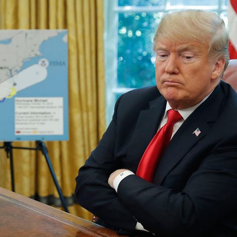 Donald Trump vor Hurrikankarte