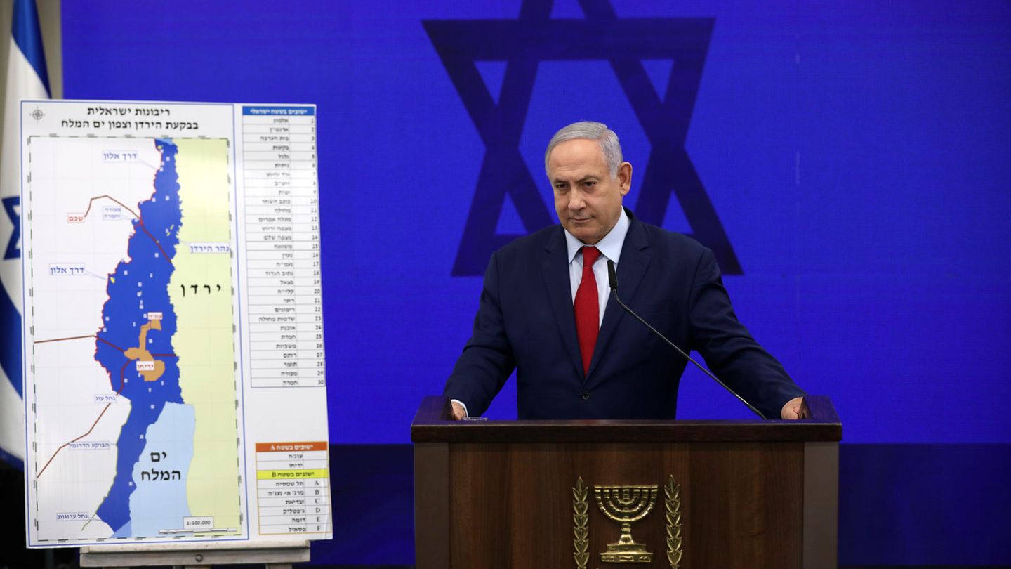 Benjamin "Bibi" Netanjahu stellt seine Annexions-Pläne auf einer Pressekonferenz vor