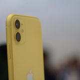 Apple-Event: Das iPhone 11 ähnelt seinem edlen Schwestermodell stark. Es gibt aber auch Unterschiede. Wie den Vorgänger, das iPhone Xr, gibt es auch Apples neues Modell in Knallfarben. Erstmals verbaut Apple aber auch im Einsteigermodell eine Doppelkamera.