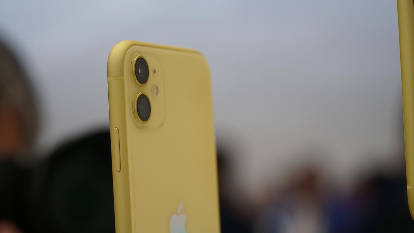 Apple-Event: Das iPhone 11 ähnelt seinem edlen Schwestermodell stark. Es gibt aber auch Unterschiede. Wie den Vorgänger, das iPhone Xr, gibt es auch Apples neues Modell in Knallfarben. Erstmals verbaut Apple aber auch im Einsteigermodell eine Doppelkamera.