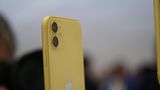 Apple-Event: Das iPhone 11 ähnelt seinem edlen Schwestermodell stark. Es gibt aber auch Unterschiede. Wie den Vorgänger, das iPhone Xr, gibt es auch Apples neues Modell in Knallfarben. Erstmals verbaut Apple aber auch im Einsteigermodell eine Doppelkamera.