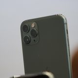 Apple-Event: Auch bei der Farbe hat sich Apple etwas Neues getraut: Neben Gold, Spacegrau und Weiß gibt es das neue Spitzenmodell auch noch im schicken Nachtgrün.