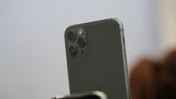Apple-Event: Auch bei der Farbe hat sich Apple etwas Neues getraut: Neben Gold, Spacegrau und Weiß gibt es das neue Spitzenmodell auch noch im schicken Nachtgrün.