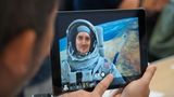 Apple-Event: Beim neuen Einsteiger-iPad sind die Ränder leicht geschrumpft. So wächst das Display von 9,7 auf 10,2 Zoll. Der Homebutton bleibt aber erhalten.