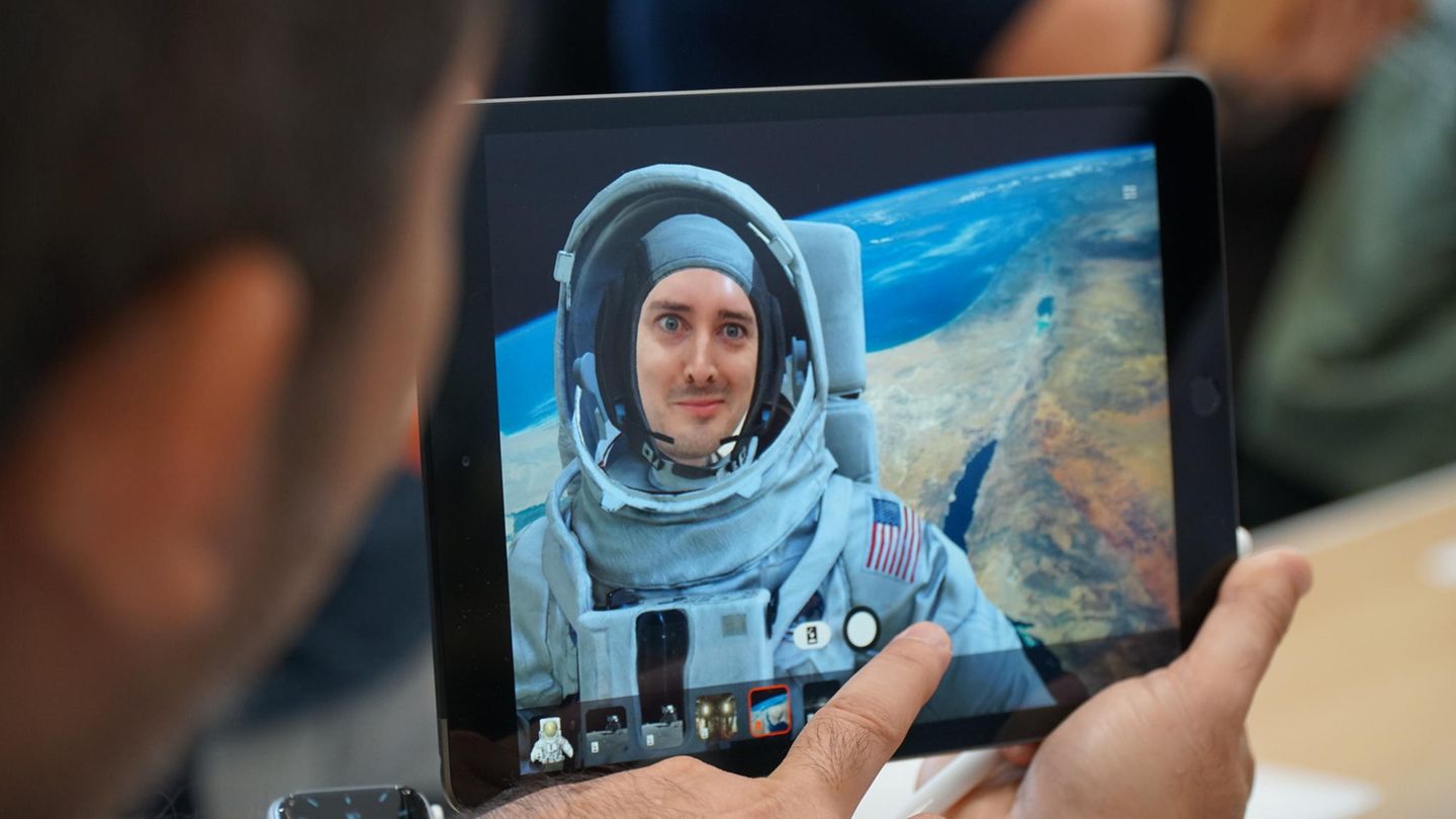 Apple-Event: Beim neuen Einsteiger-iPad sind die Ränder leicht geschrumpft. So wächst das Display von 9,7 auf 10,2 Zoll. Der Homebutton bleibt aber erhalten.