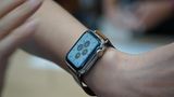 Apple-Event: Zumindest auf den ersten Blick. Denn: Die Apple Watch 5 hat erstmals ein immer eingeschaltetes Display. Es zeigt stets schwach die Zeit und die gewählten Komplikationen. Bewegt man den Arm oder tippt aufs Display, erstrahlt es in voller Pracht.