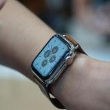 Apple-Event: Zumindest auf den ersten Blick. Denn: Die Apple Watch 5 hat erstmals ein immer eingeschaltetes Display. Es zeigt stets schwach die Zeit und die gewählten Komplikationen. Bewegt man den Arm oder tippt aufs Display, erstrahlt es in voller Pracht.