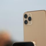 Apple-Event: Der markanteste Hingucker: Die Dreifachkamera des neuen iPhone 11 Pro. Mit ihr kann man nicht nur heranzoomen, sondern auch per Weitwinkel mehr Umgebung einfangen. Die Optik dürfte in nächster Zeit die Blicke anziehen.