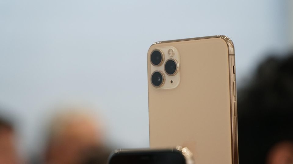 Apple-Event: Der markanteste Hingucker: Die Dreifachkamera des neuen iPhone 11 Pro. Mit ihr kann man nicht nur heranzoomen, sondern auch per Weitwinkel mehr Umgebung einfangen. Die Optik dürfte in nächster Zeit die Blicke anziehen.
