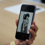 Apple-Event: Auf der Front hat sich wenig getan. Allerdings hat Apple einen verbesserten FaceID-Sensor verbaut. Und: Die neuen iPhones können mit der Frontkamera 4K- und Zeitlupenvideos drehen.