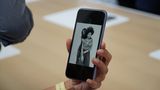 Apple-Event: Auf der Front hat sich wenig getan. Allerdings hat Apple einen verbesserten FaceID-Sensor verbaut. Und: Die neuen iPhones können mit der Frontkamera 4K- und Zeitlupenvideos drehen.
