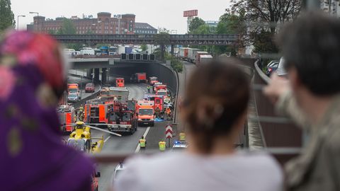 Schaulustige – Gaffer – beobachten Unfall von Brücke in Berlin