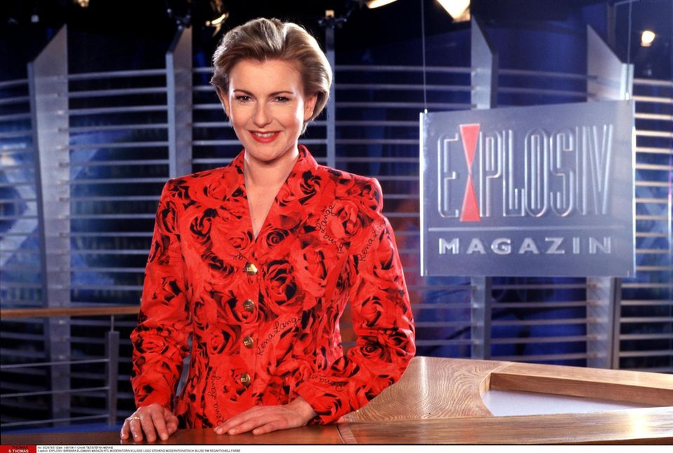 VOE STERN 377/2019 EXPLOSIV: BARBARA ELIGMANNMAGAZIN RTLMODERATORINKULISSE LOGOSTEHEND MODERATIONSTISCHBLUSE RM REDAKTIONELL FARBE