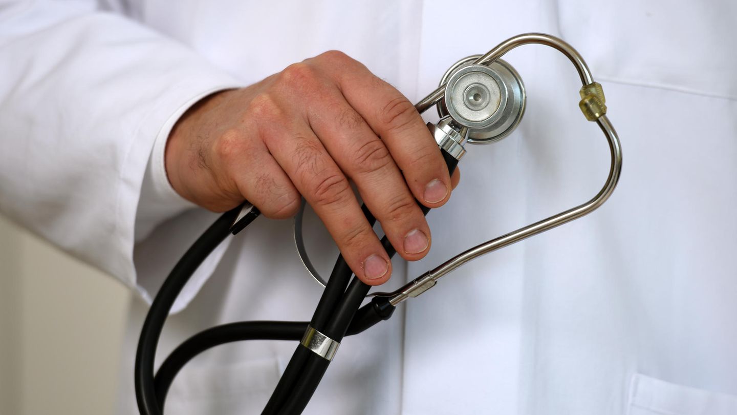 Ein Arzt hält ein Stethoskop in der Hand
