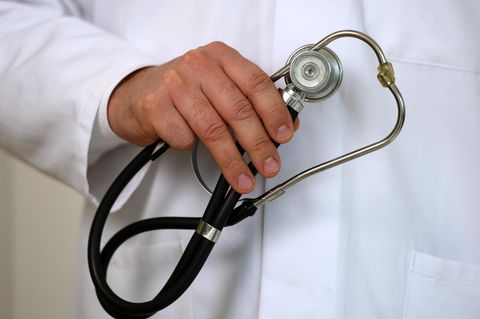 Ein Arzt hält ein Stethoskop in der Hand