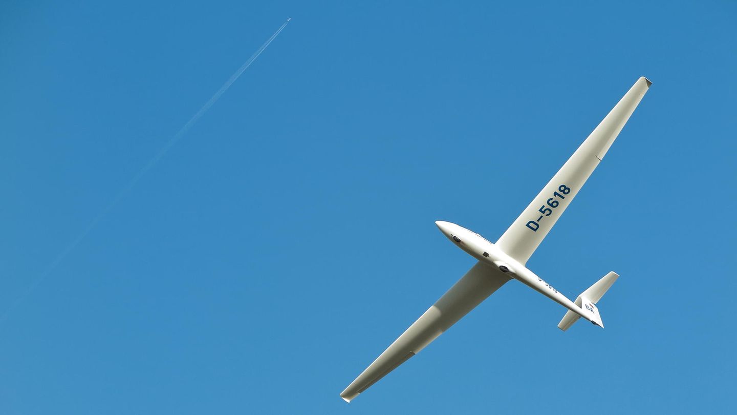 Segelflugzeug ASK-21 über Hamburg