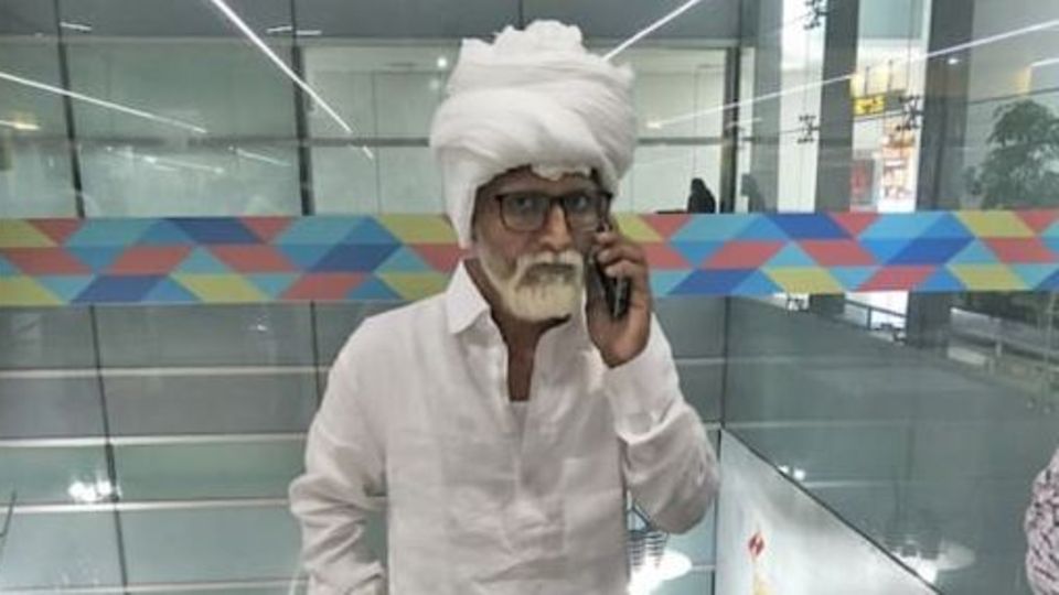 Der 32 Jahre alte Jayesh Patel verkleidet als 81-Jähriger auf dem internationalen Flughafen in Neu Delhi