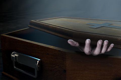 Hand kommt aus Sarg