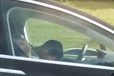 Der Tesla-Fahrer ist offensichtlich hinter dem Lenkrad eingeschlafen.