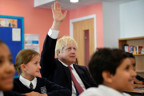 Boris Johnson, Premierminister von Großbritannien, hebt seinen Arm in einer Schulklasse