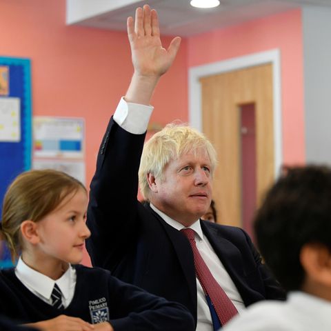 Boris Johnson, Premierminister von Großbritannien, hebt seinen Arm in einer Schulklasse