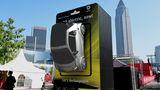 Smart EQ fortwo All Ellectric grüßt die Besucher.