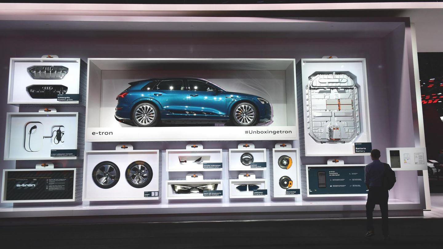 Unboxing Audi  E-Tron