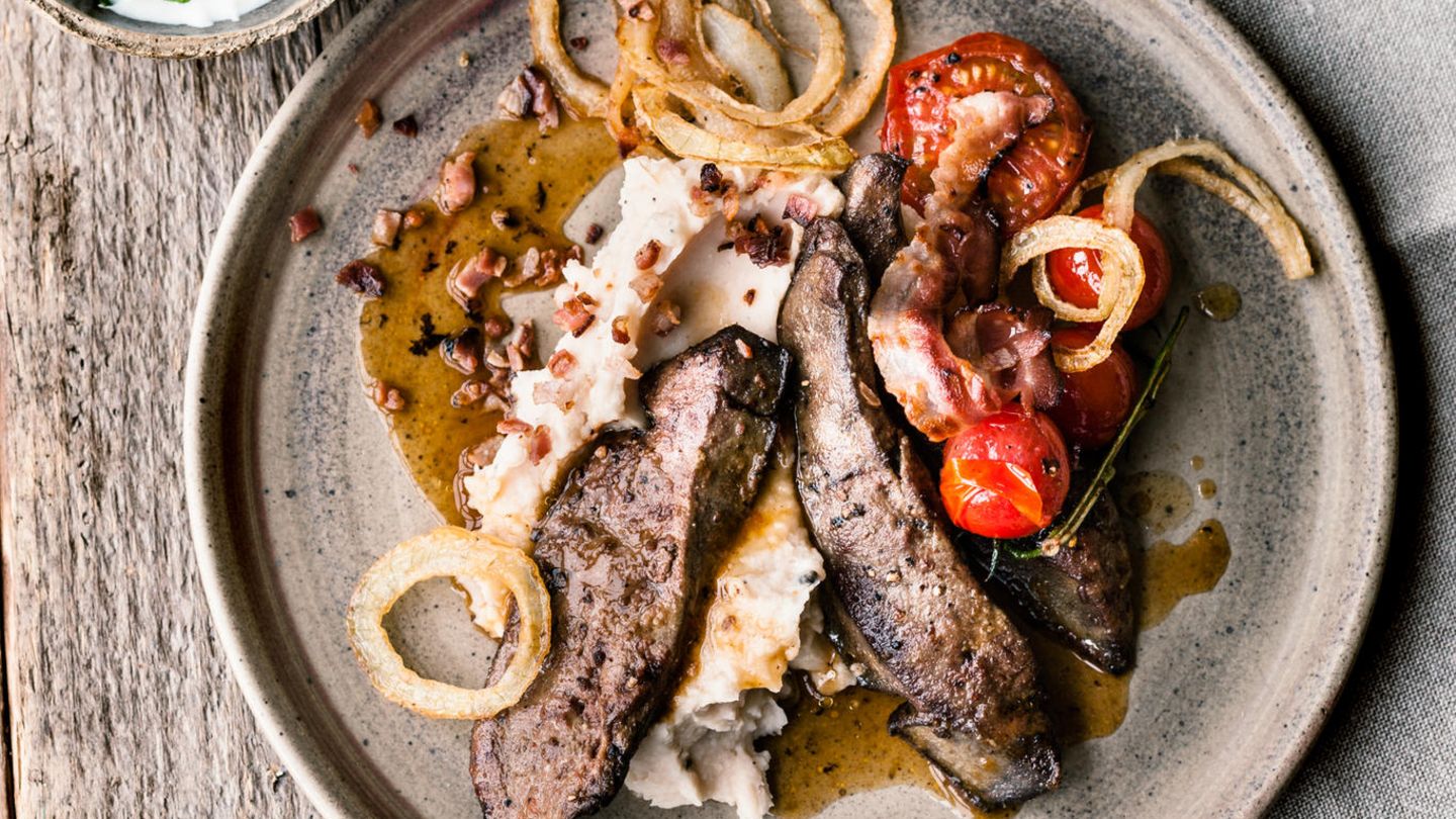  Gebratene Lammleber mit Bohnenpüree, Zwiebeln, Tomaten und Minzjoghurt