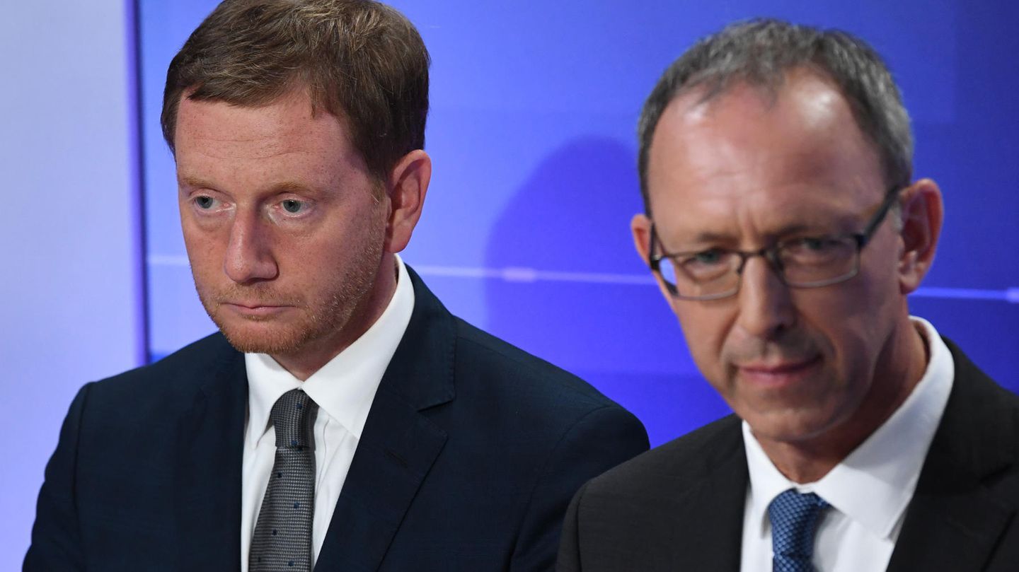 Michael Kretschmer von der CDU und Jörg Urban von der AfD würdigen sich keines Blickes