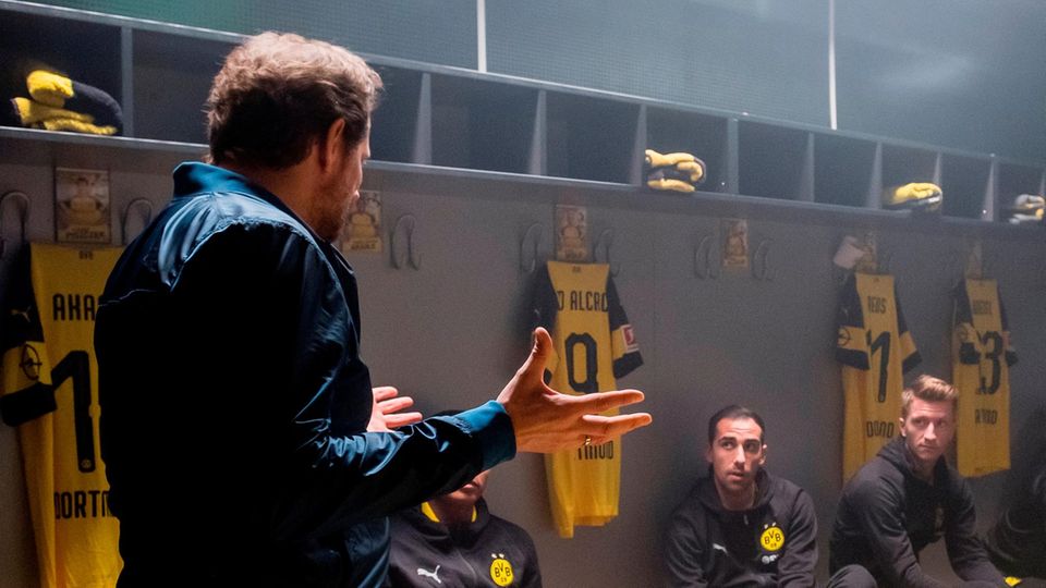 Aljoscha Pause spricht in der BVB-Kabine mit den Spielern Aljoscha Pause spricht in der BVB-Kabine mit den Spielern