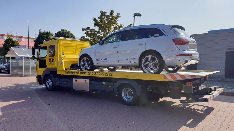 Die Polizei ließ das Auto von einem Abschleppunternehmen abtransportieren Die Polizei ließ das Auto von einem Abschleppunternehmen abtransportieren
