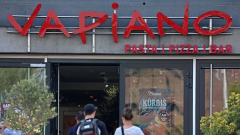 Gäste gehen in eine Filiale der Restaurantkette Vapiano