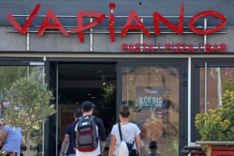 Gäste gehen in eine Filiale der Restaurantkette Vapiano
