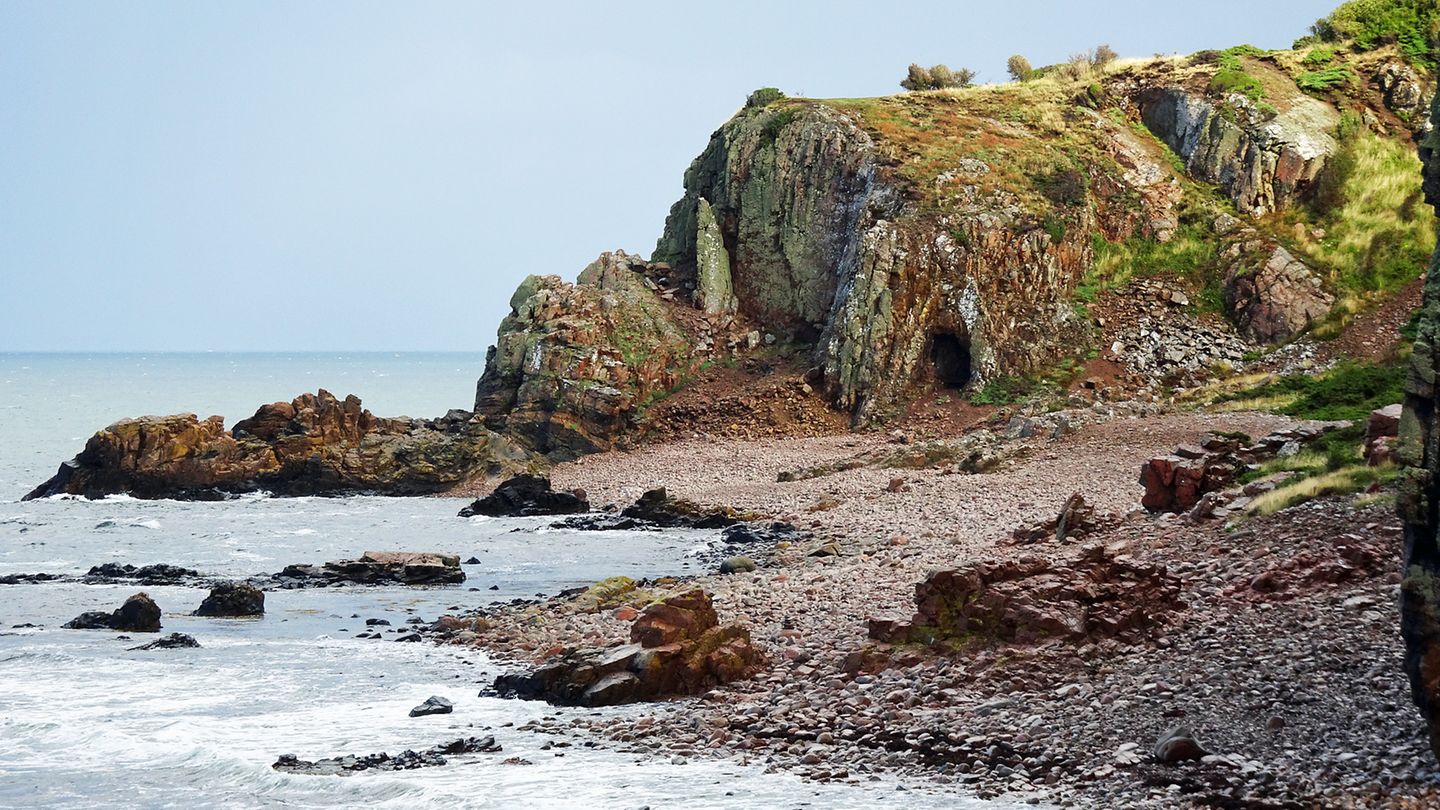 Hovs Hallar mit Höhle