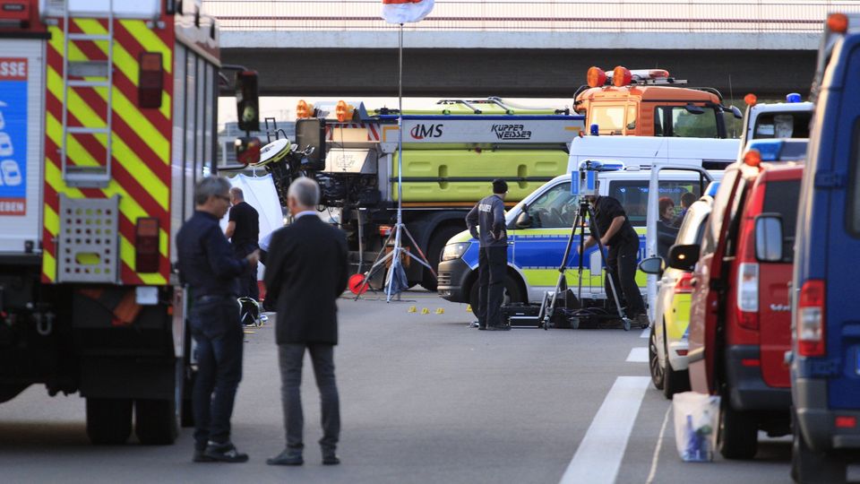 Bei einer Fahrzeugkontrolle ist auf dem Berliner Ring ein Mann durch Schüsse von Beamten tödlich verletzt worden