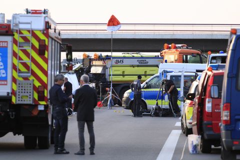 Bei einer Fahrzeugkontrolle ist auf dem Berliner Ring ein Mann durch Schüsse von Beamten tödlich verletzt worden