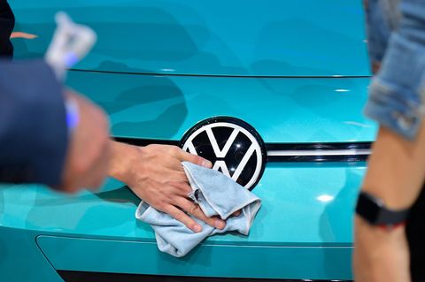 Ein VW-Mitarbeiter poliert ein Ausstellungsstück auf der IAA
