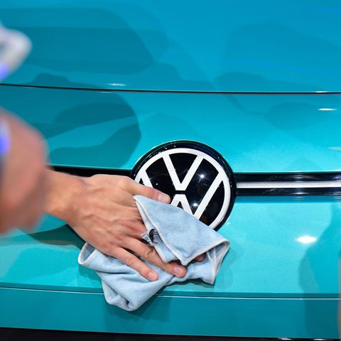 Ein VW-Mitarbeiter poliert ein Ausstellungsstück auf der IAA