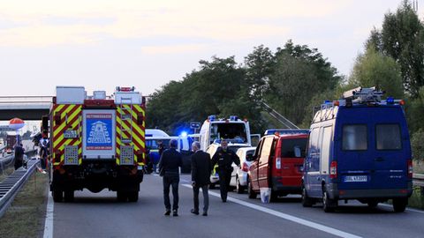 Polizisten stehen an der Anschlussstelle Hellersdorf auf der A10 nordöstlich von Berlin auf der Fahrbahn. Hier wurden die tödlichen Schüsse abgefeuert