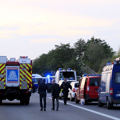 Polizisten stehen an der Anschlussstelle Hellersdorf auf der A10 nordöstlich von Berlin auf der Fahrbahn. Hier wurden die tödlichen Schüsse abgefeuert