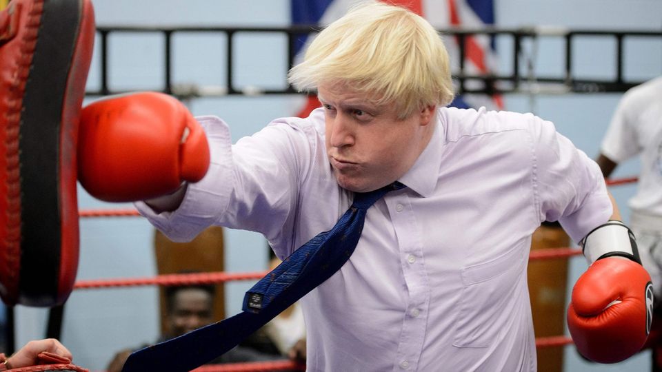 Dieses Foto entstand im Oktober 2014: Boris Johnson, damals Bürgermeister von London, kämpft mit einem Boxsack. Dieses Foto entstand im Oktober 2014: Boris Johnson, damals Bürgermeister von London, kämpft mit einem Boxsack.