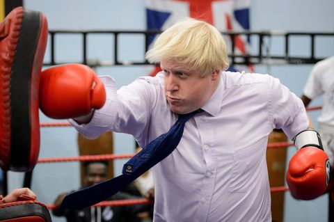 Dieses Foto entstand im Oktober 2014: Boris Johnson, damals Bürgermeister von London, kämpft mit einem Boxsack. 
