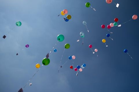 Luftballons fliegen in den Himmel