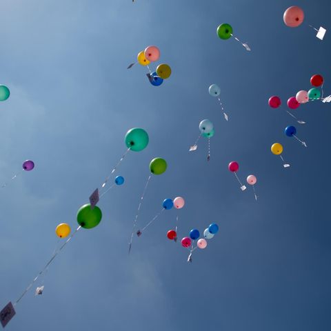 Luftballons fliegen in den Himmel