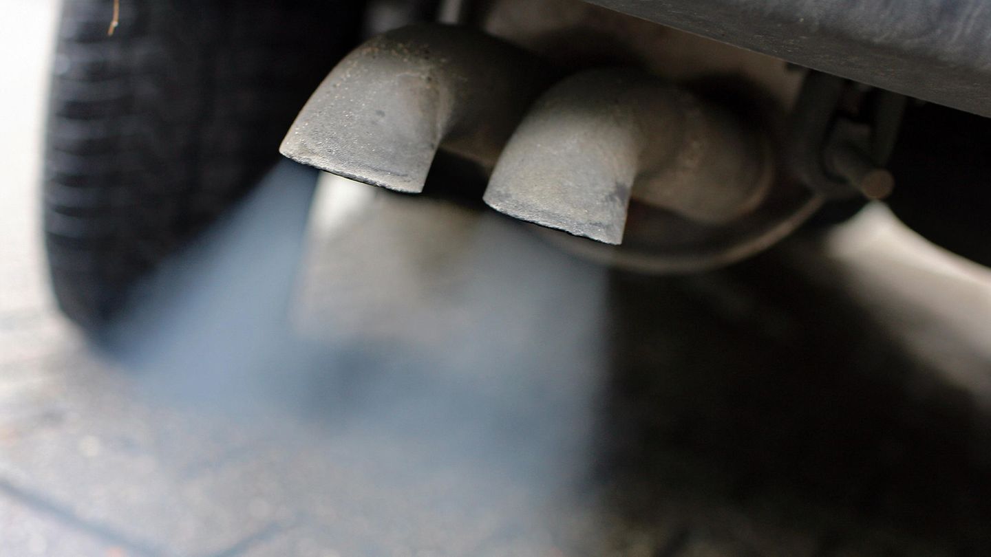 Abgase strömen aus dem Auspuff eines Fahrzeuges mit Dieselmotor