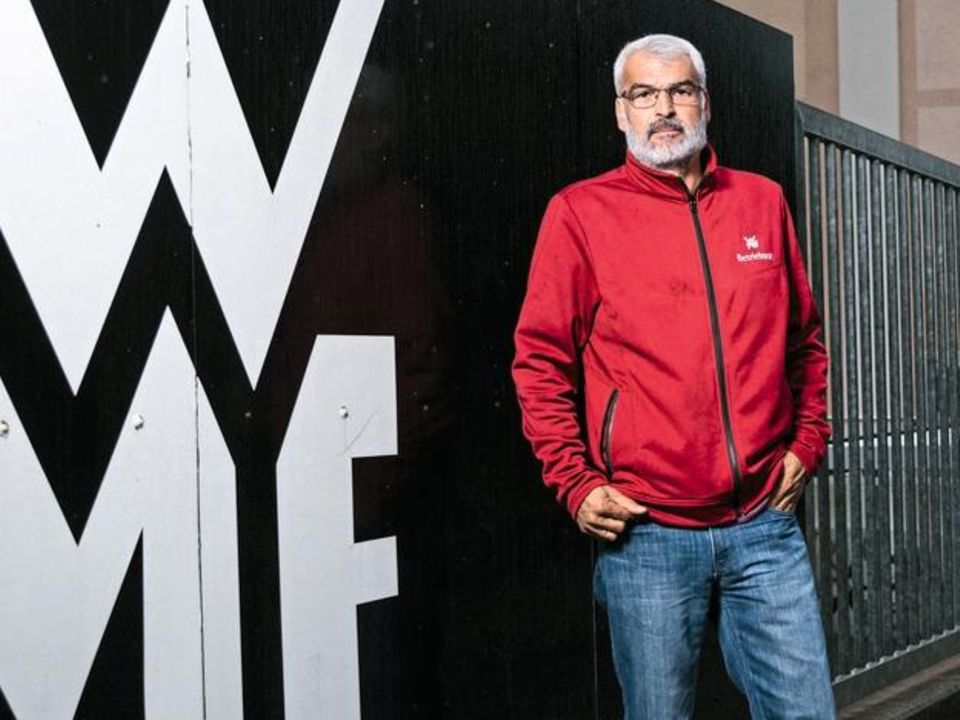 WMF Mitarbeiter und Betriebsrat Hüseyin Öncü in Geislingen vor dem WMF Gelände Hüseyin Öncü in Geislingen vor dem WMF Gelände