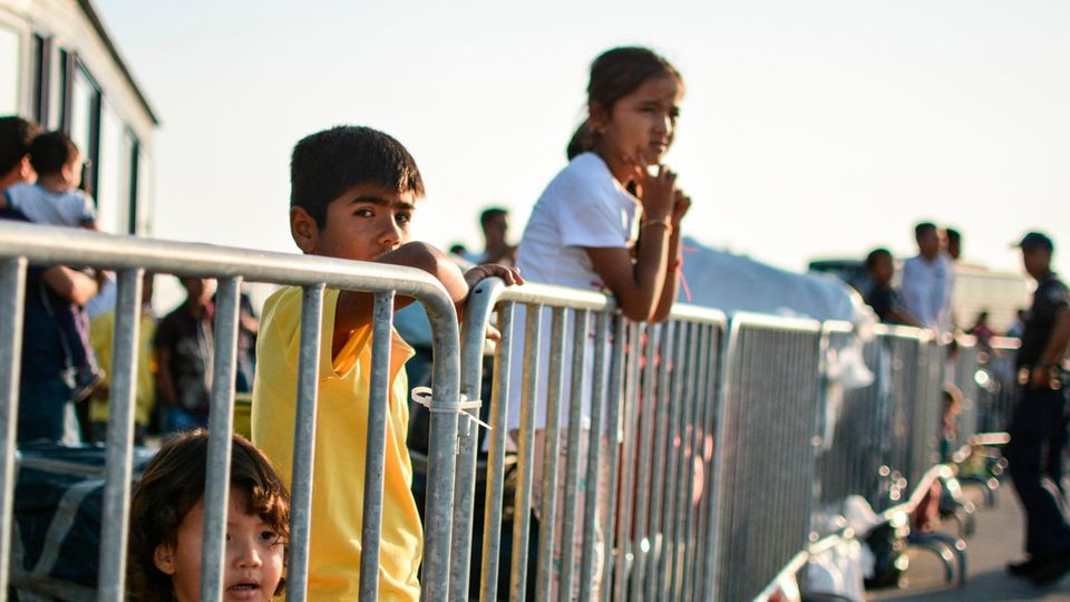 Flüchtlingskinder an einem Zaun im Lager Moria