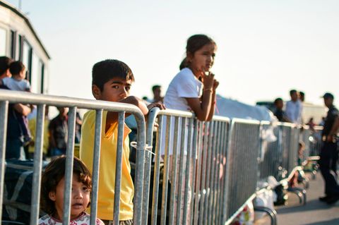 Flüchtlingskinder an einem Zaun im Lager Moria