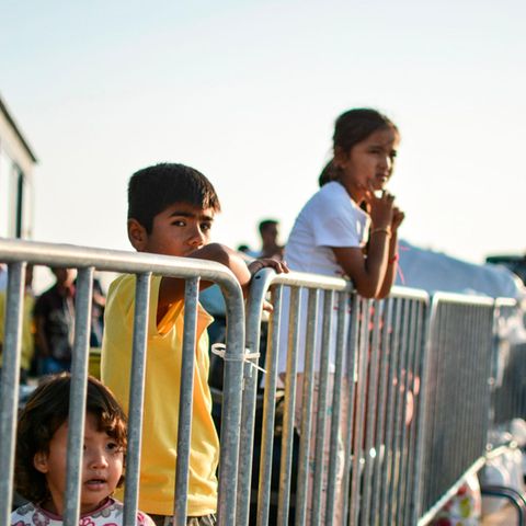 Flüchtlingskinder an einem Zaun im Lager Moria