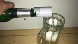 Das Bier wird wie gewöhnlich ins Glas gegossen